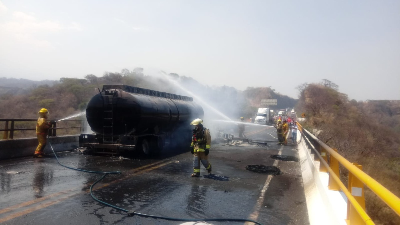 Muere chófer de pipa calcinado tras choque en la Autopista Gdl Colima